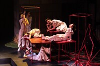 シアタートラム・ネクストジェネレーション vol.14 安住の地 第8回本公演「凪げ、いきのこりら」より。（撮影：安斎しのぶ）