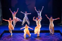 シアタートラム・ネクストジェネレーション vol.14 安住の地 第8回本公演「凪げ、いきのこりら」より。（撮影：安斎しのぶ）