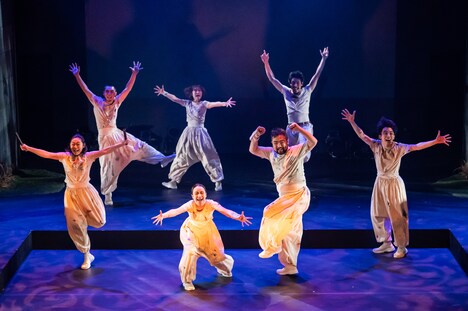 シアタートラム・ネクストジェネレーション vol.14 安住の地 第8回本公演「凪げ、いきのこりら」より。(撮影:安斎しのぶ)