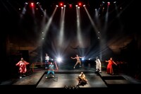 シアタートラム・ネクストジェネレーション vol.14 安住の地 第8回本公演「凪げ、いきのこりら」より。（撮影：安斎しのぶ）