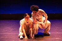 シアタートラム・ネクストジェネレーション vol.14 安住の地 第8回本公演「凪げ、いきのこりら」より。（撮影：安斎しのぶ）