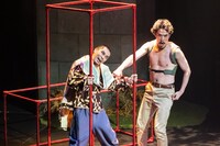 シアタートラム・ネクストジェネレーション vol.14 安住の地 第8回本公演「凪げ、いきのこりら」より。（撮影：安斎しのぶ）