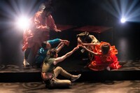 シアタートラム・ネクストジェネレーション vol.14 安住の地 第8回本公演「凪げ、いきのこりら」より。（撮影：安斎しのぶ）