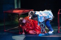 シアタートラム・ネクストジェネレーション vol.14 安住の地 第8回本公演「凪げ、いきのこりら」より。（撮影：安斎しのぶ）