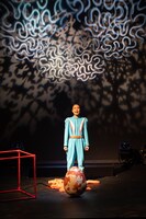 シアタートラム・ネクストジェネレーション vol.14 安住の地 第8回本公演「凪げ、いきのこりら」より。（撮影：安斎しのぶ）