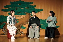 TikTok LIVE「TikTokで使える能狂言の”秘密”のあれこれ！with 野村萬斎さん」収録の様子。左から宮島咲良、野村萬斎、しんのすけ。