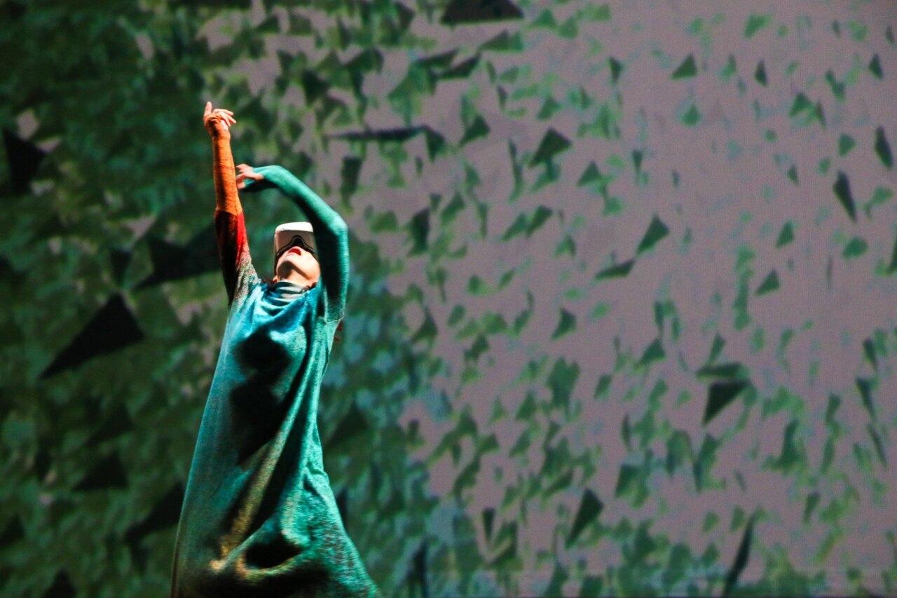 「Shell of Time 時間の抜け殻～群れと拡張される記憶と身体」より。（撮影：上原愛）