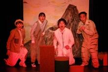 飛ぶ劇場「Q稿、猫のカツカザン事務所」より。（撮影：工藤頌子）