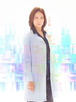 悠未ひろ扮する芦森博士。