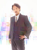 柳瀬大輔扮する真崎アツロウ。