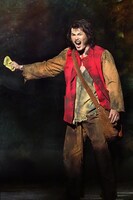 ミュージカル「レ・ミゼラブル」2021年上演版より、佐藤隆紀演じるジャン・バルジャン。