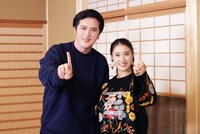 左から尾上松也、土屋太鳳。