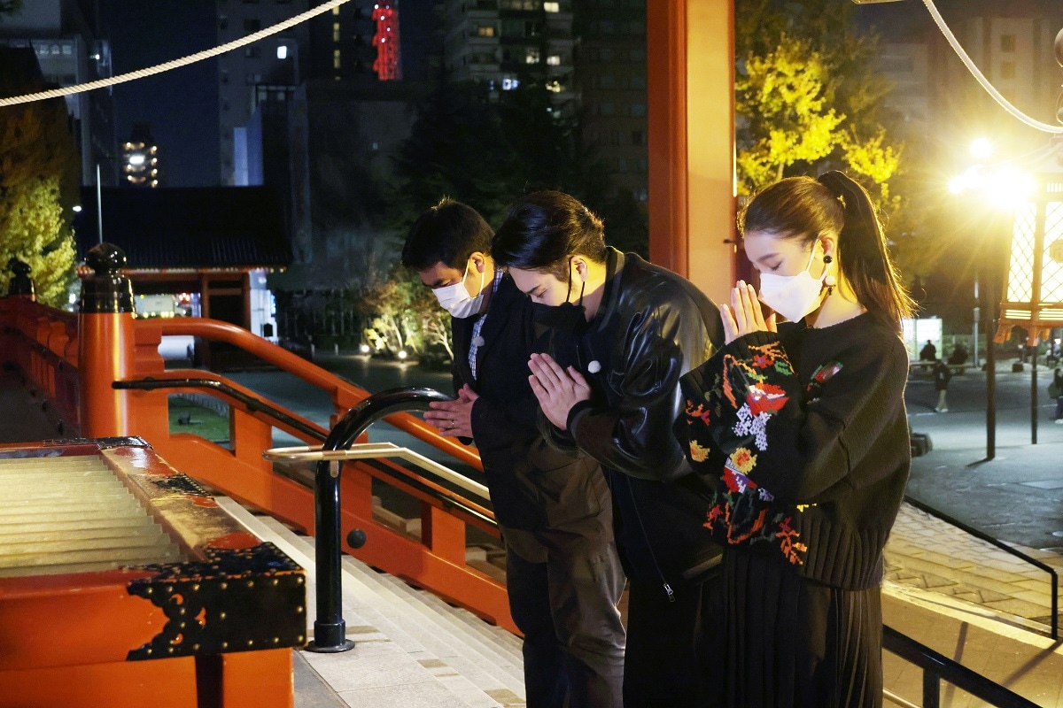 浅草寺にお参りする尾上松也（中央）、土屋太鳳（右）。