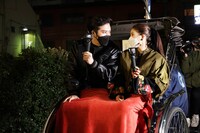 人力車に乗る尾上松也（左）、土屋太鳳（右）。