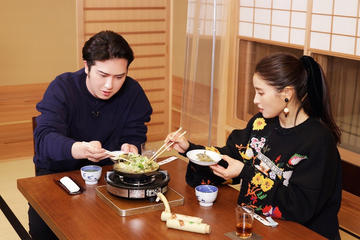 どじょう鍋を味わう尾上松也（左）、土屋太鳳（右）。