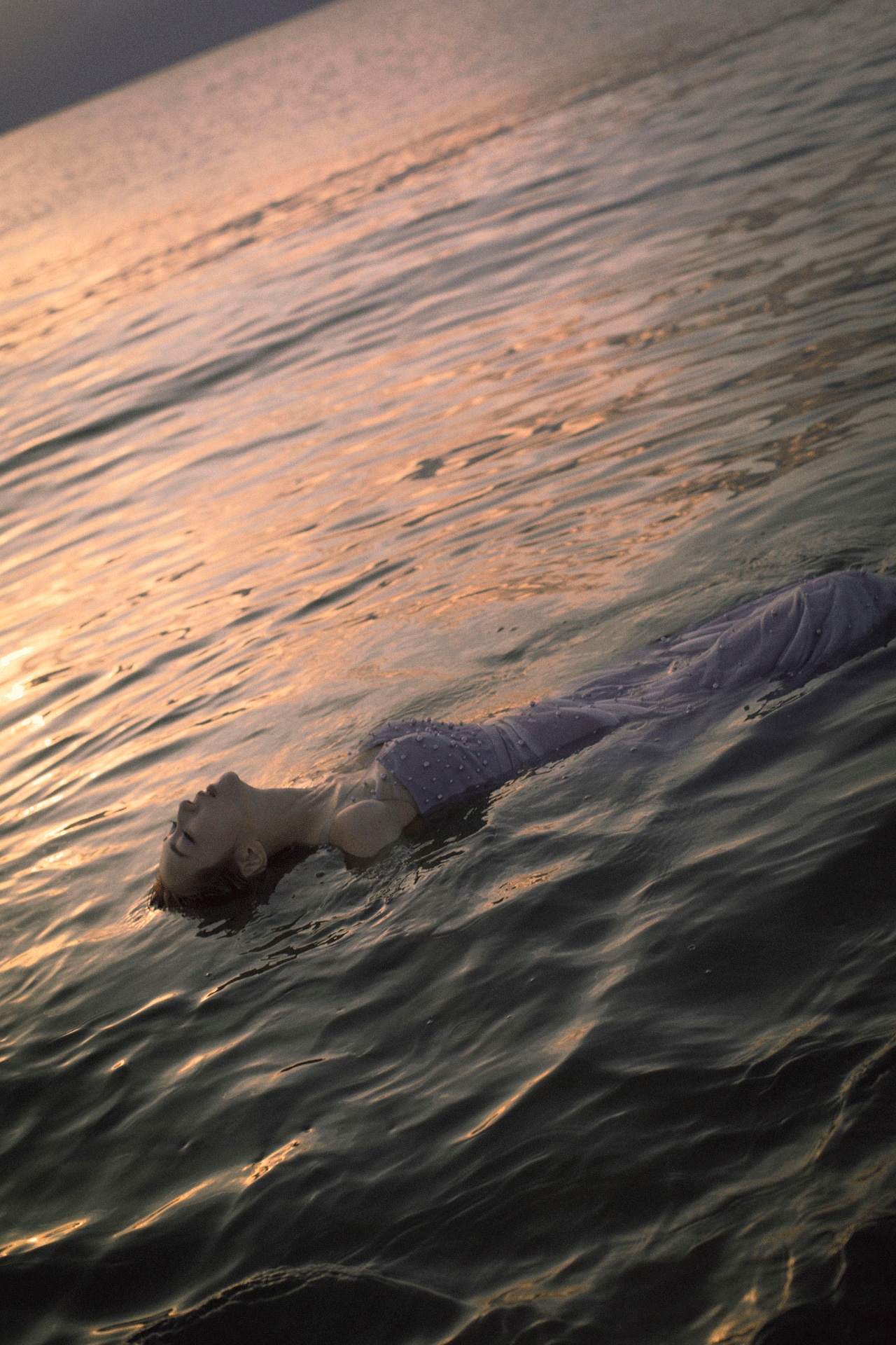 紅ゆずる写真集「悪い女 A BAD WOMAN」より。