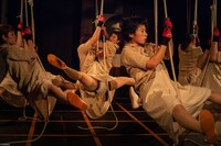 ケダゴロ「ビコーズカズコーズ Because Kazcause」初演より。(c)bozzo