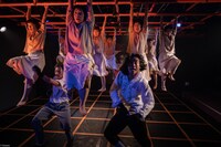 ケダゴロ「ビコーズカズコーズ Because Kazcause」初演より。(c)bozzo