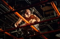 ケダゴロ「ビコーズカズコーズ Because Kazcause」初演より。(c)bozzo