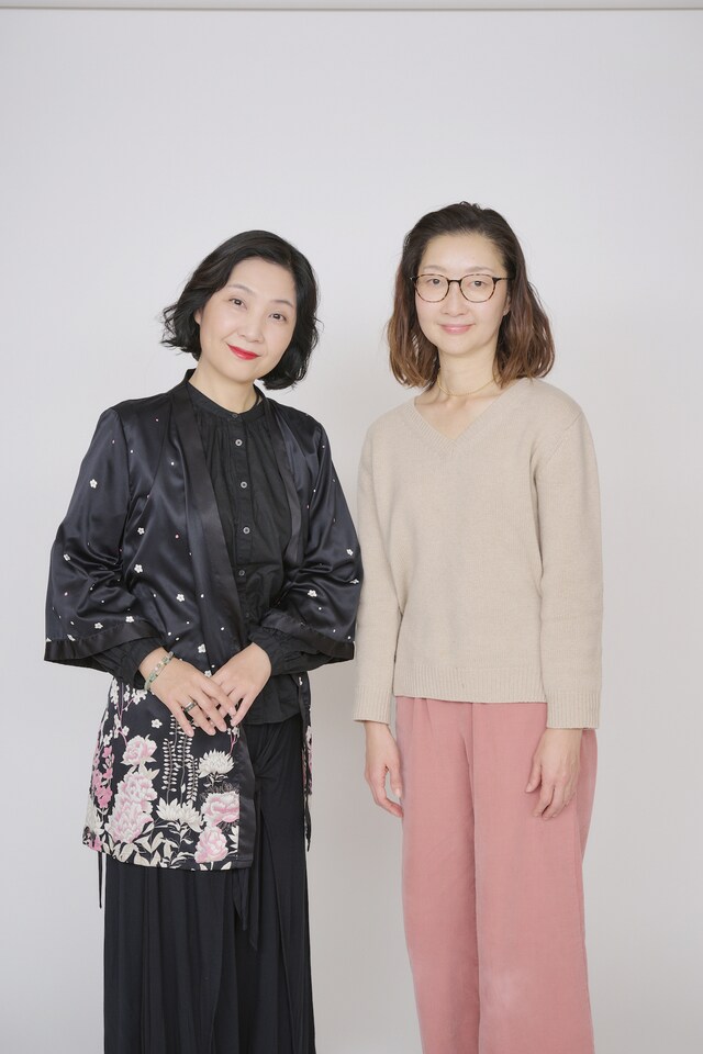 左から松永玲子、村岡希美。（撮影：江隈麗志）