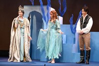 中村米吉演じるオンディーヌのかわいさを語る紫吹淳（左）と、スカートをひらひらさせる中村米吉（中央）。