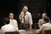 劇団東京乾電池公演「十二人の怒れる男」より。