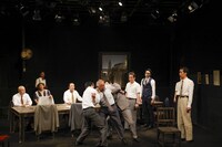 劇団東京乾電池公演「十二人の怒れる男」より。