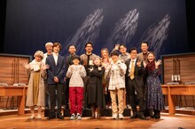 「12人のおかしな大阪人2023」出演者とわかぎゑふ（前列中央）。(c)GEKKO