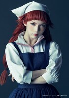 エリザベス・マリー扮するルーシー・M。