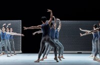 K-BALLET Opto「プラスチック」、「ペットボトル迷宮」より。（Photo by Nicholas Mackay / Mackay Productions）