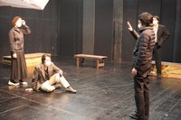 日本の演劇人を育てるプロジェクト 文化庁海外研修の成果公演「黒い湖のほとりで」稽古場の様子。（撮影：賀澤礼子）