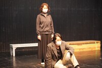 日本の演劇人を育てるプロジェクト 文化庁海外研修の成果公演「黒い湖のほとりで」稽古場の様子。（撮影：賀澤礼子）