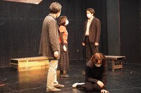 日本の演劇人を育てるプロジェクト 文化庁海外研修の成果公演「黒い湖のほとりで」稽古場の様子。（撮影：賀澤礼子）