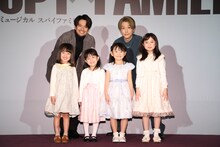 前列左から池村碧彩、井澤美遥、福地美晴、増田梨沙、後列左から森崎ウィン、鈴木拡樹。