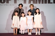 前列左から池村碧彩、井澤美遥、福地美晴、増田梨沙、後列左から森崎ウィン、鈴木拡樹。