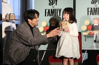 森崎ウィン（左）から高級ピーナッツをプレゼントされた池村碧彩（右）。