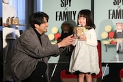 森崎ウィン(左)から高級ピーナッツをプレゼントされた池村碧彩(右)。