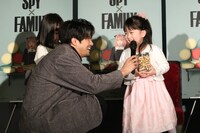 森崎ウィン（左）から高級ピーナッツをプレゼントされた井澤美遥（右）。