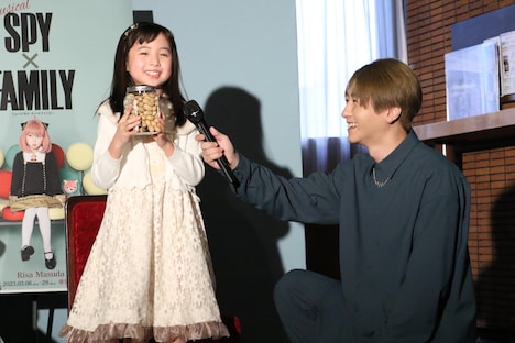 鈴木拡樹(右)から高級ピーナッツをプレゼントされた増田梨沙(左)。