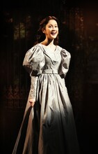 ミュージカル「レ・ミゼラブル」2017年公演より、生田絵梨花扮するコゼット。（写真提供：東宝演劇部）