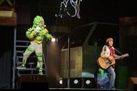 オフ・ブロードウェイ・ミュージカル「悪魔の毒毒モンスターREBORN」より。