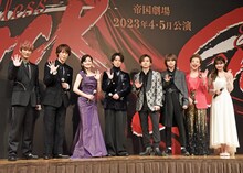 「Endless SHOCK」「Endless SHOCK -Eternal-」の製作発表より、左から松崎祐介、越岡裕貴、島田歌穂、北山宏光、堂本光一、佐藤勝利、前田美波里、中村麗乃。