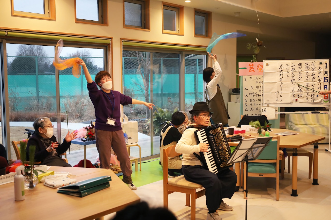 “思わぬ光景”広がる、白神ももこが高齢者施設で披露する新作「どこ吹く風のあなた～」開幕