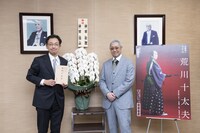 左から竹柴潤一、尾上松緑。