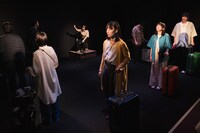 テニスコート神谷圭介のソロプロジェクト 画餅 第2回公演「ホリディ」より。（撮影：南阿沙美）