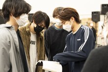 台「キングダム」の稽古場より、牧島輝、高野洸、小関裕太、三浦宏規。