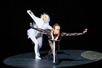 KAAT DANCE SERIES「星の王子さま―サン＝テグジュペリからの手紙―」より。（撮影：宮川舞子）