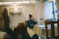 「ここではない、どこかを夢見る女たち」より。（撮影：高野友靖）