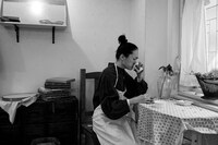 「ここではない、どこかを夢見る女たち」より。（撮影：高野友靖）