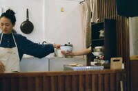 「ここではない、どこかを夢見る女たち」より。（撮影：高野友靖）